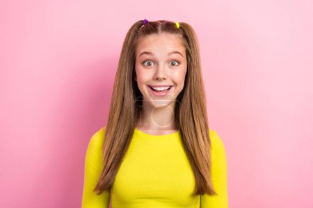 Porträt von beeindruckt nettes optimistisches Mädchen mit gerader Frisur tragen gelb langärmeligen Blick auf Verkauf isoliert auf gelbem Hintergrund.