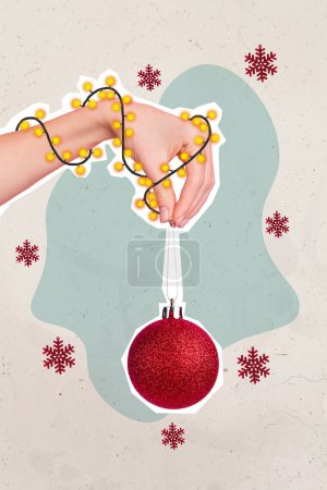 Collage 3D-Bild von Pinup Pop Retro-Skizze von Arm verwirrt Weihnachten Girlande hält Christbaumkugel isoliert Malerei Hintergrund.