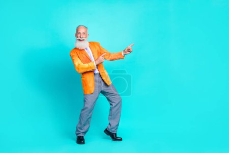 Ganzes Foto von fröhlich kühlen Rentner gekleidet hell orangefarbene Jacke zeigt zwei Finger leeren Raum isoliert türkisfarbenen Hintergrund.