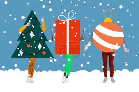 Weihnachten kreative Collage von drei Personen tragen Thema Kostüm Charakter Evergreen Weihnachtsbaum Ball Geschenk-Paket auf schneebedecktem Hintergrund.