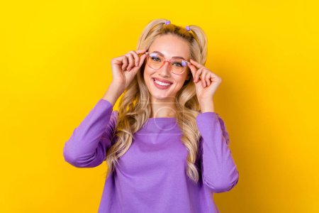 Foto-Porträt der schönen jungen Dame Touch Brille Augenheilkunde Service tragen trendige lila Kleidung isoliert auf gelbem Hintergrund.
