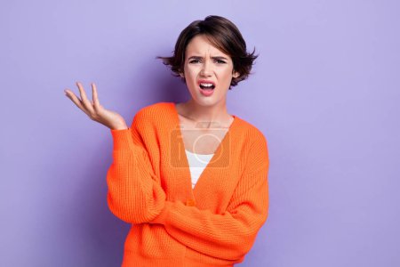 Foto von unzufriedenen wütenden Dame tragen helle Kleidung enttäuscht schlechtes Verhalten Ergebnisse isoliert auf lila Farbhintergrund.