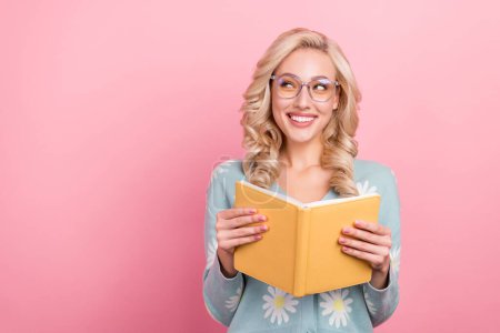 Foto de niña usar cárdigan divertido margarita imprimir libro lectura literatura espacio vacío cuento de hadas aislado sobre fondo de color rosa.