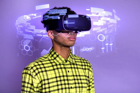 Tendance créative collage virtuel de jeunes gars portent casque de travail sur le rapport de l'entreprise en démarrage en utilisant la cyberhaute technologie.