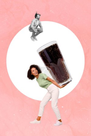 Collage Foto Bild Poster Banner Werbung von verrückten Kerl fliegen großes Glas köstliche Pepsi Coca Cola isoliert auf Zeichenhintergrund.