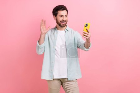 Foto von jungen populären berühmten Business-Blogger Influencer halten Telefonaufnahme Video schütteln Palme hallo Anhänger isoliert auf rosa Hintergrund.