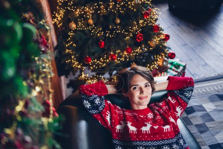 Foto des Tragens hässlichen Schmuck Pullover junge lustige Frau verträumte Zufriedenheit verbringen Winterurlaub Norwegen Land warmen Haus Hintergrund.