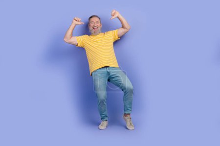Ganztägiges Foto selbstbewusster selbstbewusster Rentner trägt gelbe T-Shirt-Jeans, die sich isoliert auf violettem Hintergrund gegen ihn selbst richtet.