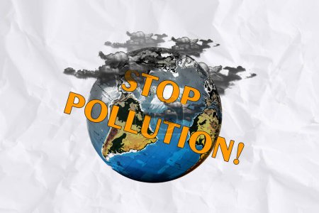 Verbundwerkstoff kreative Kunst Collage von gelitten Planeten Erde Globus Anfrage Inschrift Stop Umweltverschmutzung Rauch Smog Wolken isoliert auf weißem Hintergrund.