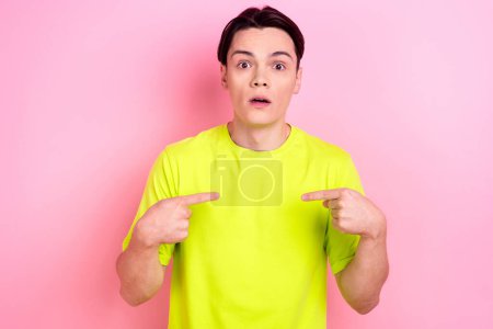 Foto retrato de buen adolescente punto auto escandalizado acusado ofendido vestido elegante traje amarillo aislado sobre fondo de color rosa.