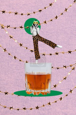 Magazin Bild Skizze Collage Bild von beeindruckt überrascht Dame genießen große Scotch Glas isoliert rosa, Farbhintergrund.