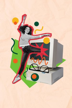 Imagen de collage vertical de super alegre mini negro efecto blanco niña saltar gran monitor retro pc aislado sobre fondo de papel beige pintado.