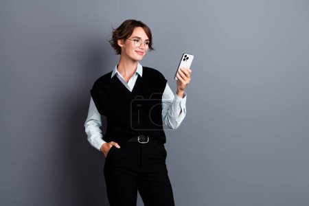 Foto von atemberaubenden schönen Dame stilvolle Kleidung gekleidet Lesen E-Mail-Brief Post respost isoliert auf grauem Hintergrund.