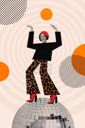 Fotocollage vertical de danza glamour dama usar pantalones de leopardo boina stand disco bola fiesta discoteca aislado sobre fondo pintado.