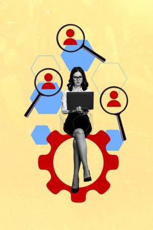 Foto collage tendencia ilustraciones bosquejo imagen de negro blanco negocios dama sentarse en enorme engranaje en la mano portátil búsqueda de nuevo trabajo candidato.