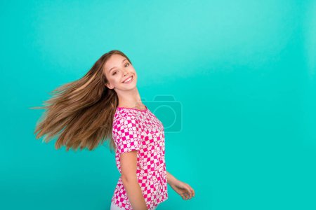 Fotoporträt von hübschen Teenager-Mädchen flatterndes Haar Shampoo tragen trendige Print rosa Outfit isoliert auf cyanfarbenem Hintergrund.