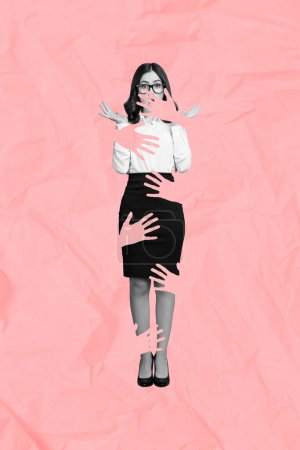 Collage foto de una joven mujer confundida forzada por las manos de la sociedad tocando a sus víctimas del cuerpo bajo presión sobre el fondo de color rosa.