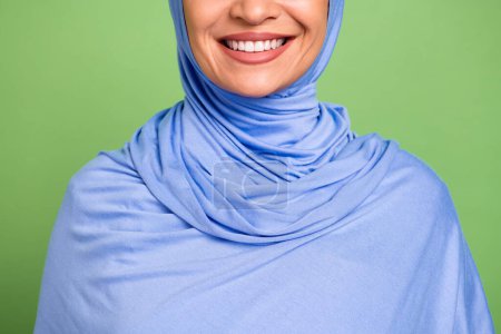 Photo recadrée de joyeux sourire arabe femme caries protection blanchissant clinique isolé sur fond de couleur verte.