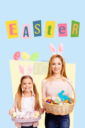 Vertikale Fotocollage von fröhlichem Lächeln Mutter Tochter halten Korb Ostern behindern Hasenohren Atmosphäre isoliert auf gemaltem Hintergrund.