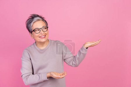 Foto von Großmutter in gefärbtem Haarschnitt Geschäftsfrau Investor mit Erfahrung Förderung leeren Raum isoliert über rosa Farbhintergrund.