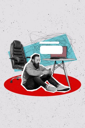 Vertikale Foto-Collage von ernsthaften Kerl sitzen Boden halten iphone Typ Nachricht Stuhl Tisch Laptop Benachrichtigung isoliert auf gemaltem Hintergrund.