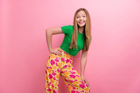 Foto retrato de bastante adolescente posando profile compras promo desgaste traje verde de moda aislado sobre fondo de color rosa.