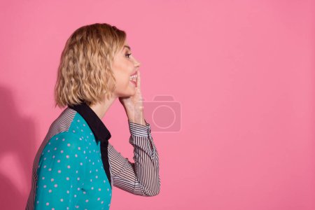 Foto-Porträt von hübschen jungen Mädchen teilen geheime leeren Raum tragen trendige gestreifte Cyan-Outfit isoliert auf rosa Hintergrund.