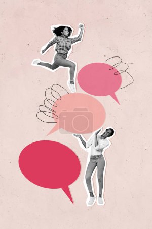 Vertikale Foto-Collage von glücklichen amerikanischen Mädchen Wolke Blase Nachricht Kommunikation Dialog Stift Freund sprechen isoliert auf gemaltem Hintergrund.