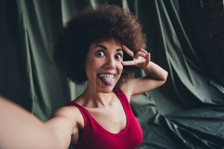 Foto der schönen jungen Dame Selfie-Foto v-sign gekleidet rot Dessous grün Studio Hintergrund kein Filter Selbstakzeptanz alle Körper perfekt.