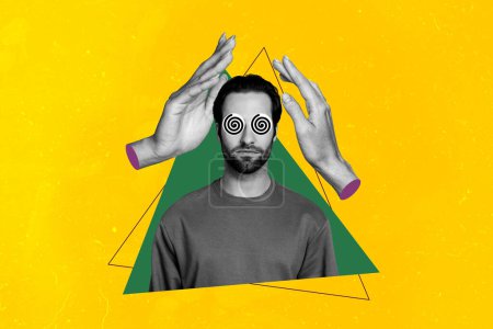 3D Foto Collage Composite Trend Artwork Skizze Bild von Schwarz Weiß Porträt junger Mann hypnotisiert Kreis Augen riesige Hand um Kopf.