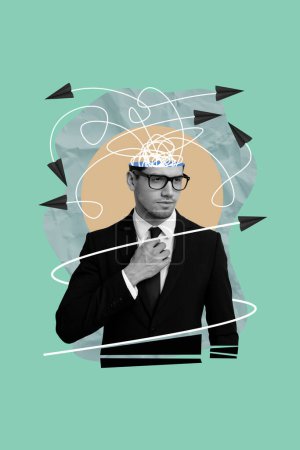 Collage photo verticale de l'homme sérieux tête gribouillage flèche brainstorming dilemme pensée stratégie homme d'affaires isolé sur fond peint.