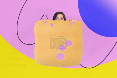 3D foto collage compuesto tendencia ilustraciones boceto de la joven asustada mujer peekaboo ocultar detrás de enorme pedazo de queso rebanada mirando sorprendido.