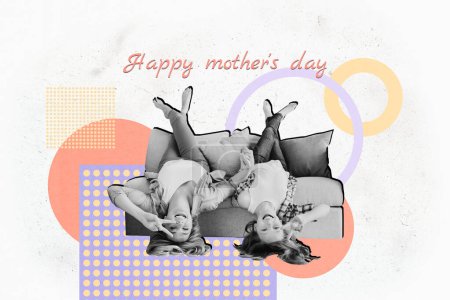 Composite Fotocollage von zwei glücklichen Mutter Tochter liegen kopfüber Sofa zu Hause Muttertag Feier Urlaub isoliert auf gemaltem Hintergrund.
