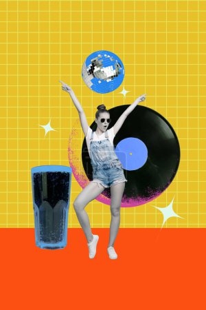 Vertikale Foto-Collage von glücklichen Mädchen tanzen riesige Cola Glas Discokugel retro Party Platte Vinyl Platte Wochenende isoliert auf gemaltem Hintergrund.