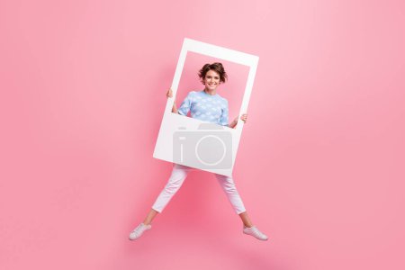 Ganzes Porträt der aktiven schönen Person halten Album Moment Set Karte springen isoliert auf rosa Hintergrund.
