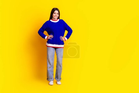 Foto de longitud completa de bastante adolescente posando modelo ropa de compras ropa de punto de moda traje azul aislado en el fondo de color amarillo.