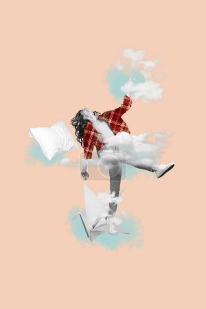 Vertikale kreative Bildcollage junges Mädchen Schlaf Traum Spaziergang Erwachen Kissen Wolken Himmel Hintergrund Schlaflosigkeit Imagination Konzept.