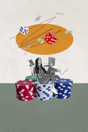 Vertikale zusammengesetzte Collage Bild Bild von Mädchen Laptop Geld Pistole Casino-Chips Würfel isoliert auf kreativem Hintergrund.
