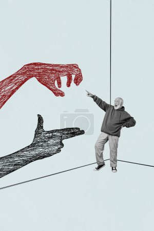 Bosquejo imagen tendencia ilustraciones compuesto 3D foto collage de color azul telón de fondo anciano hombre asustado dos manos enormes peligro poner en peligro disparar pistola.