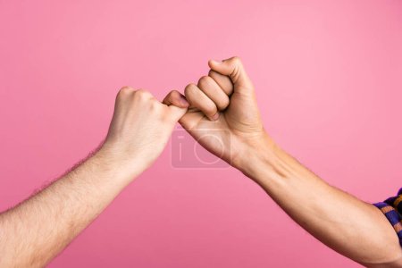 Photo de deux personnes faisant la paix promettant geste isolé couleur pastel fond.