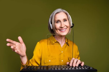 Foto de alegre dama atractiva vestido blusa mensajes de texto ordenador trabajo línea de ayuda al cliente aislado color caqui fondo.
