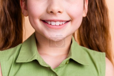 Zugeschnittene Foto von Kind Mädchen zahn lächelnd advetise Gesundheit Zähne isoliert Pastell Farbe Hintergrund.