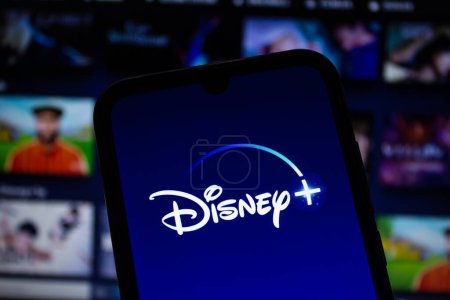 Foto de Smartphone con el logotipo de Disney + mostrado en la pantalla. Afyonkarahisar, Turquía - 23 de diciembre de 2022. - Imagen libre de derechos