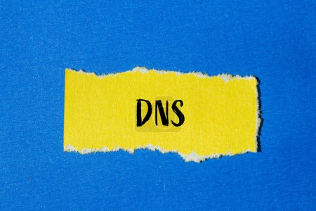 Mot DNS écrit sur papier jaune déchiré avec fond bleu. Co
