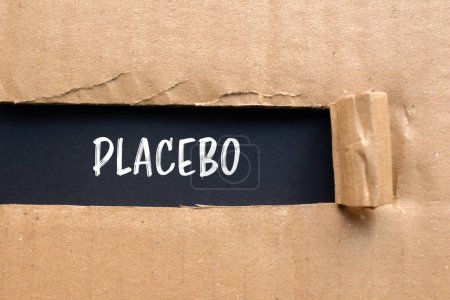 Mot placebo écrit sur du papier cartonné déchiré avec backgr noir