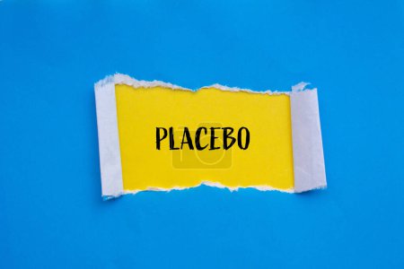 Mot placebo écrit sur papier bleu déchiré avec fond jaune