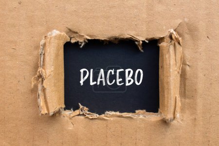 Mot placebo écrit sur du papier cartonné déchiré avec backgr noir