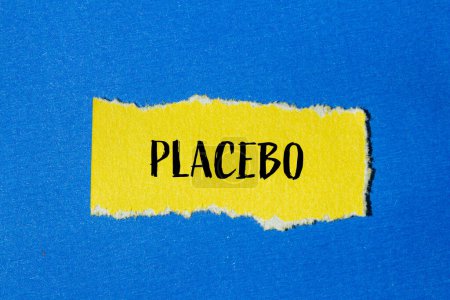 Mot placebo écrit sur papier jaune déchiré avec fond bleu
