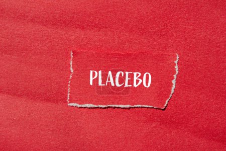Mot placebo écrit sur du papier rouge déchiré avec fond rouge