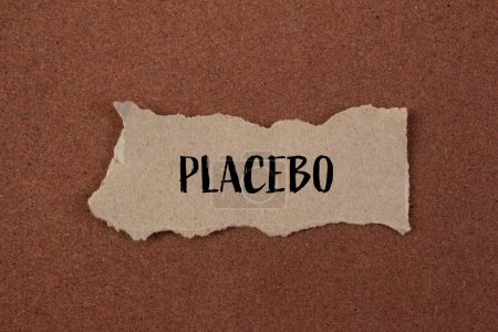 Mot placebo écrit sur papier déchiré avec fond brun